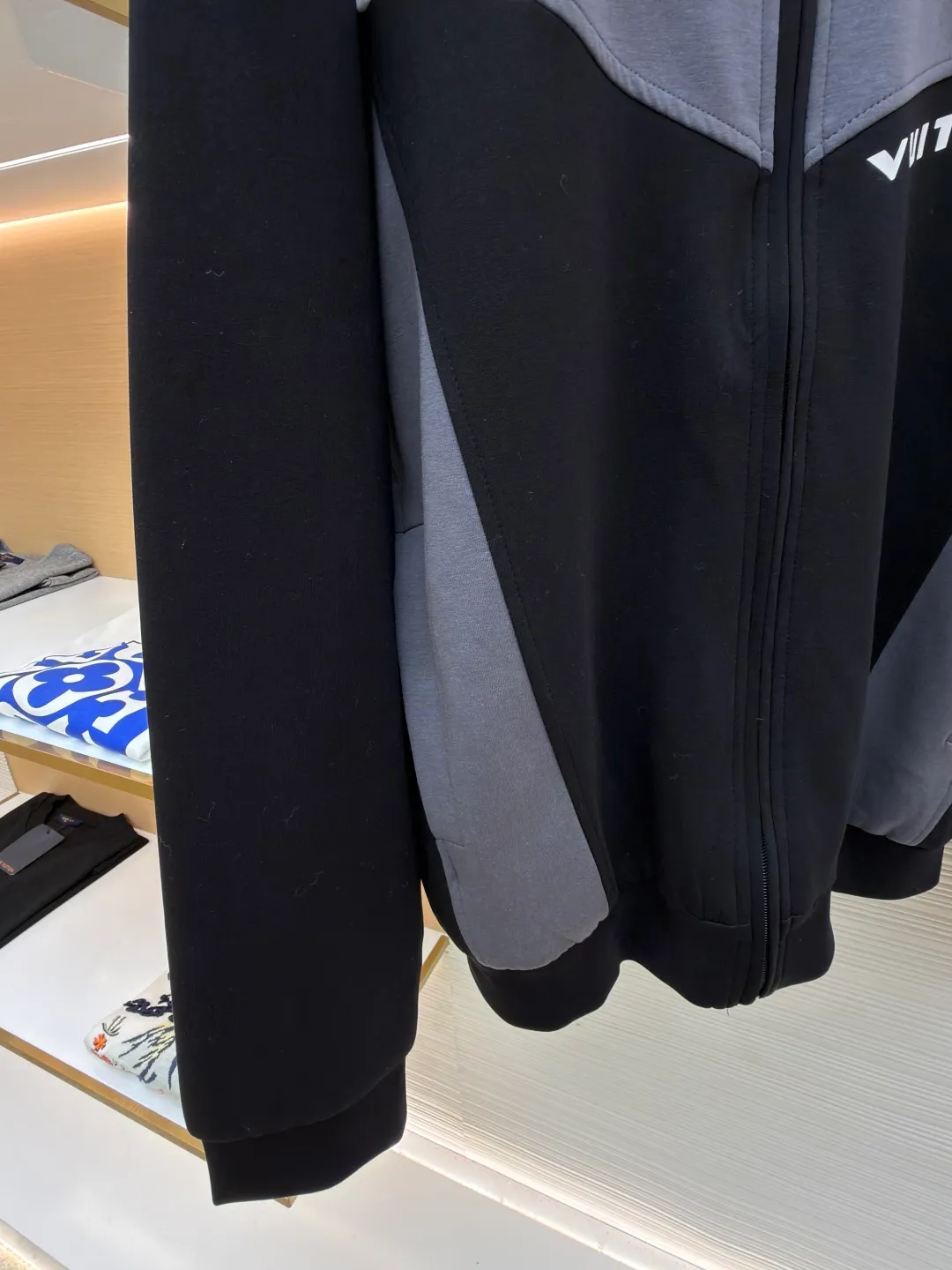 LOUIS VUITTON Spliced jogging sweatshirt long-sleeved sweatshirt ●Original version: Purchased and developed by 13126 ●Item number: 1682019-B70 ●Fabric: 100% cotton ●Technology: Made by positioning cutting machine ●Color: black, gray and white ●Version: fitted version ●Weight: about 1015 grams ●Size: S-M-L-XL ●Description: This Louis Vuitton color-blocked jacket is made of high-elastic composite knitted fabric (polyester fiber + spandex blend), which has been treated with matte brushing, giving it both stiffness and skin-friendly feel. The body of the garment adopts geometric color-blocking cutting technology: black, gray, and white pieces are spliced ​​diagonally in a V-shape, and the edges are processed by "laser seamless fit + same-color overlocking" to ensure smooth seams without any irritation. The "VUITTON" logo on the chest uses a three-dimensional silicone imprinting process. It is first laid with a low-temperature setting glue layer and then covered with a matte coating to take into account the three-dimensionality and washability of the logo. The neckline is a stand-up collar design with built-in elastic lining reinforcement; the zipper is made of brand-customized metal, and the chain teeth are the same color as the fabric; the cuffs and hem are equipped with high-elastic ribbing, and the overall shape is ergonomically optimized to suit daily casual scenes. The overall wiring is straight and delicate, the fabric is comfortable and soft, and the color is consistent without color difference. It can be matched with the same style to create a fashionable look and control various occasions. Customized accessories, complete with three standards, same style for men and women!